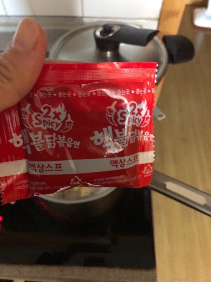 몸이 아프다는 동생에게 짜파게티 끓여줌_1.webp