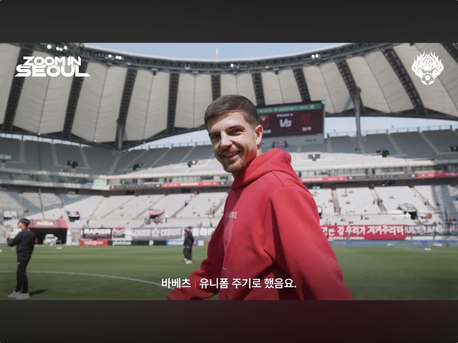 ??? : 한국인들 EPL 경기장에 태극기 가져가는거 너무 미개하지 않음?_9.webp