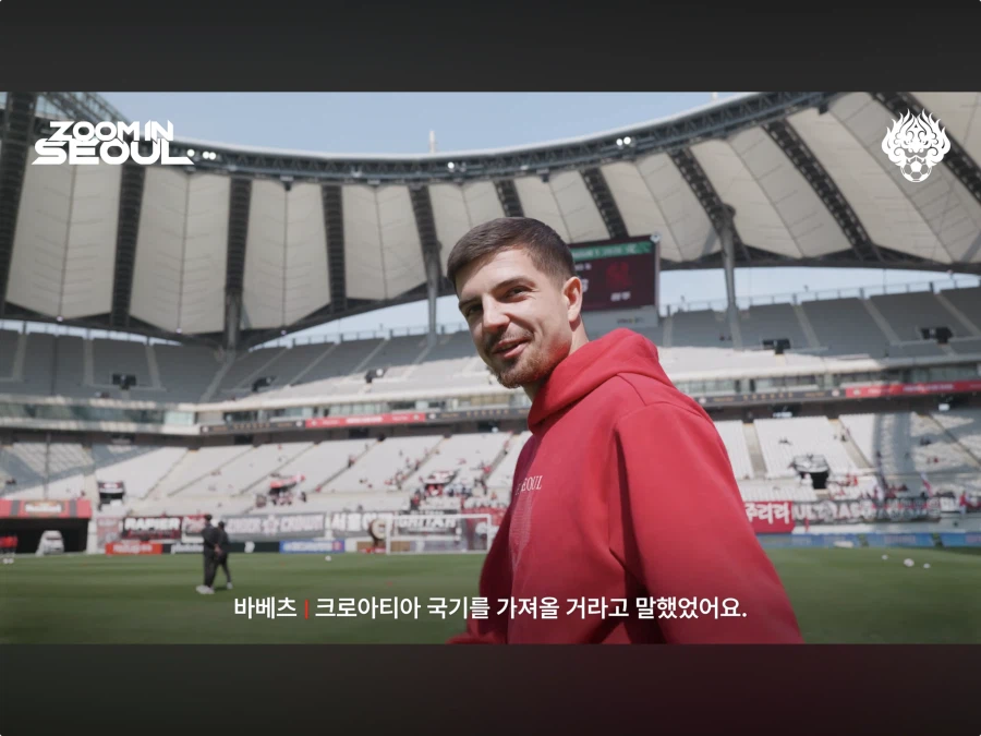 ??? : 한국인들 EPL 경기장에 태극기 가져가는거 너무 미개하지 않음?_7.webp