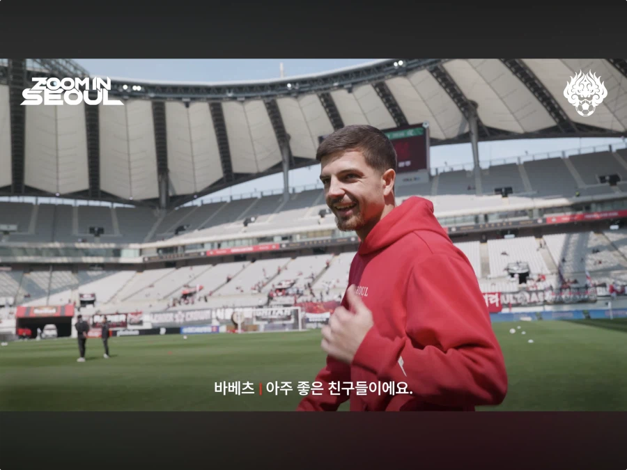 ??? : 한국인들 EPL 경기장에 태극기 가져가는거 너무 미개하지 않음?_5.webp