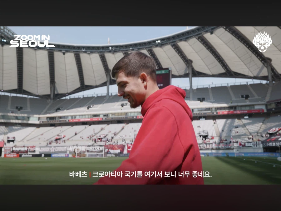 ??? : 한국인들 EPL 경기장에 태극기 가져가는거 너무 미개하지 않음?_4.webp