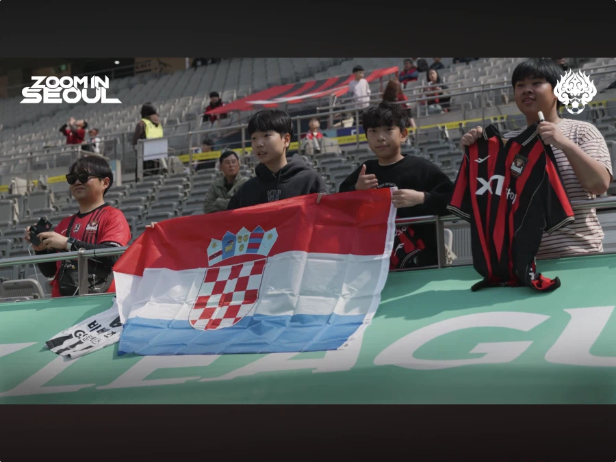 ??? : 한국인들 EPL 경기장에 태극기 가져가는거 너무 미개하지 않음?_1.webp