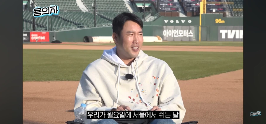 후배 돌잔치에 구단버스 타고간 야구선수_8.webp