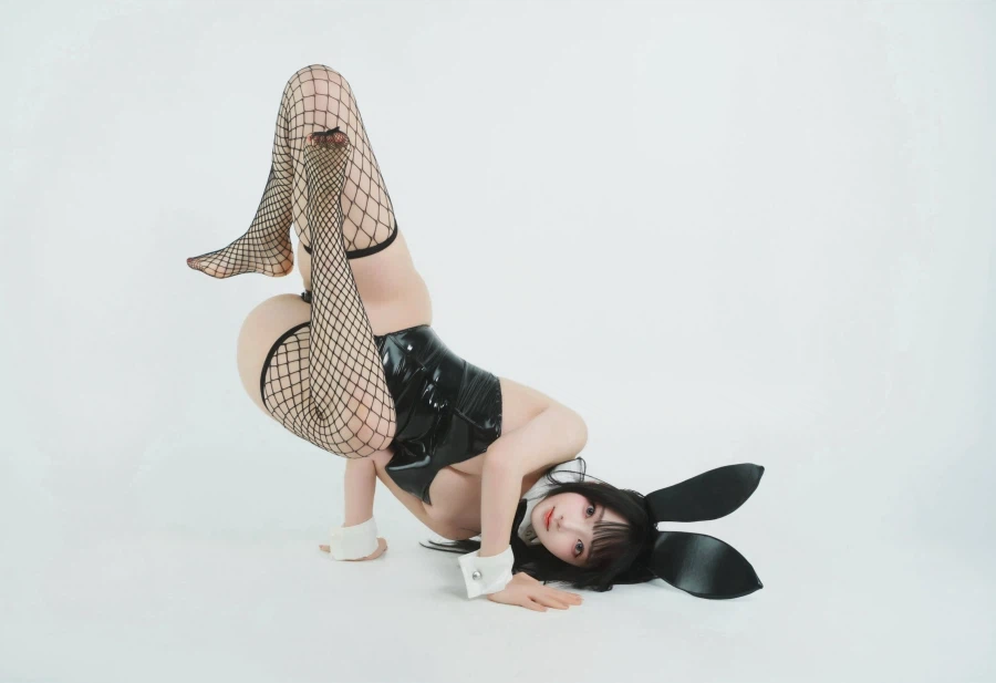 심상치 않은 바니걸 포즈_1.webp