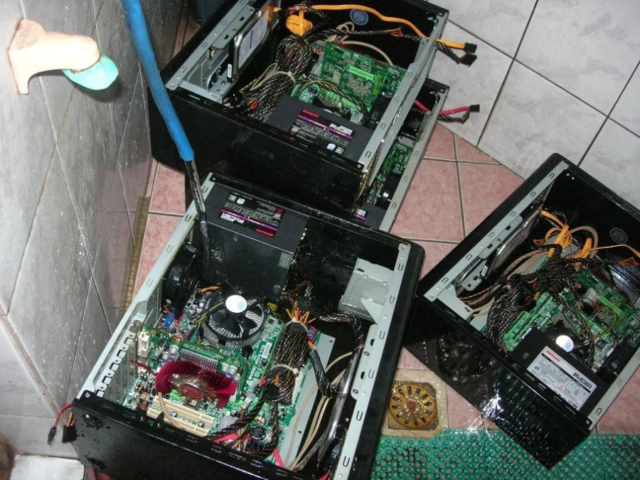 청소에 진심인 피시방 알바_1.webp