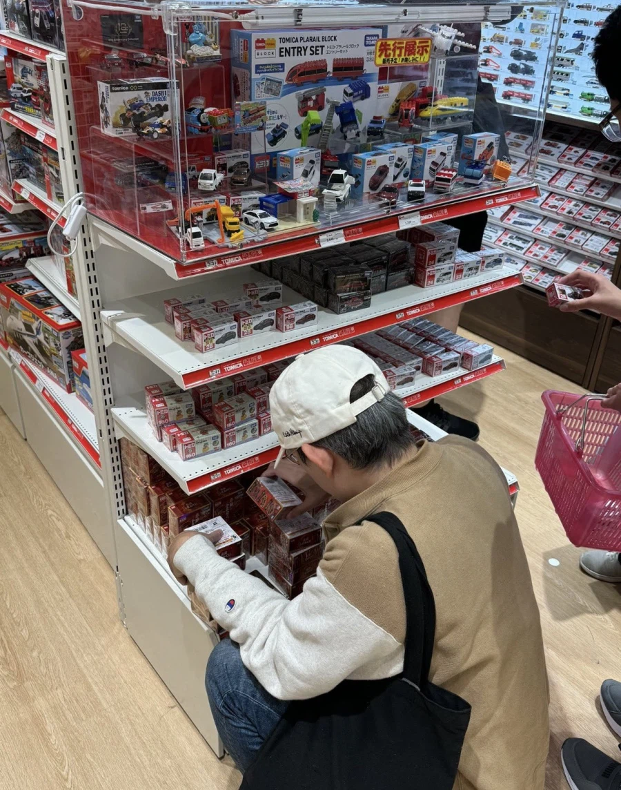 랜덤 가챠샵에 나타난 광인.._1.webp