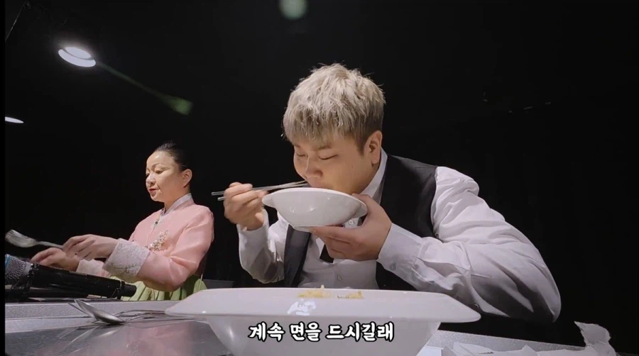심사 하러 왔다가 폭식 하는 윤남노 셰프.jpg_2.webp