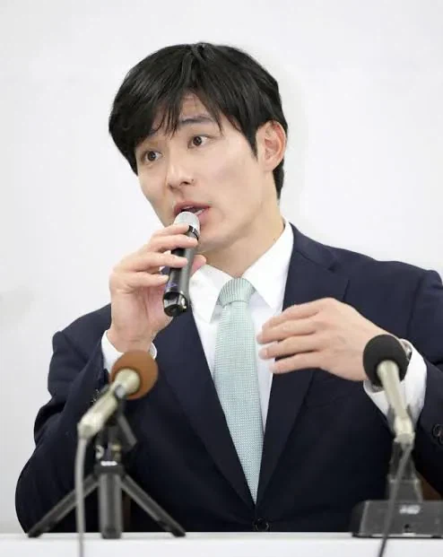 잘생긴 얼굴로 난리가 난 일본 최연소 도지사_2.webp