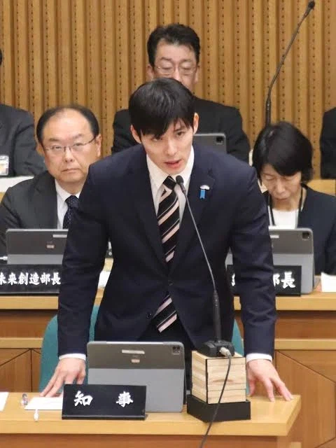 잘생긴 얼굴로 난리가 난 일본 최연소 도지사_5.webp