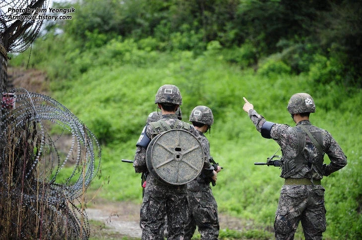 부대에서 이거 들고 있는사람 보이면 애도를 표함_1.webp
