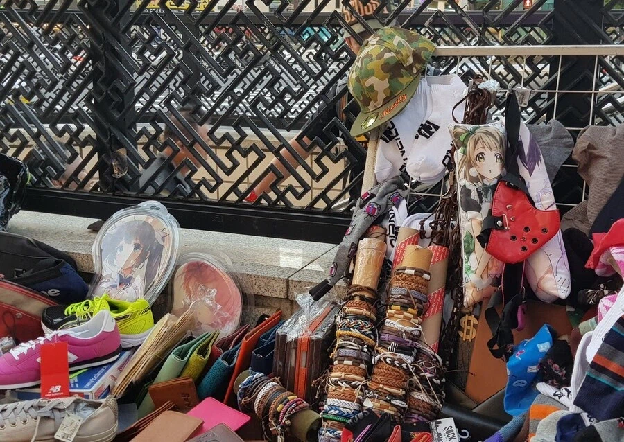 누군가의 전여친들을 팔고있는 거래현장_1.webp