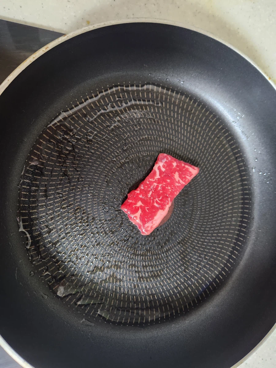 고양이에게 한우를 구워졌다!!!_1.webp