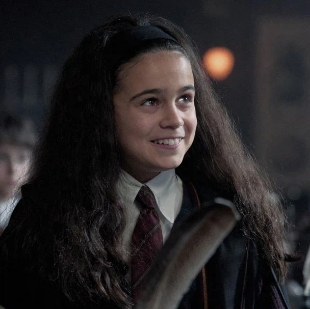 솔직히 원작 묘사대로면 이쪽이 더 허마이오니에 어울림_1.webp