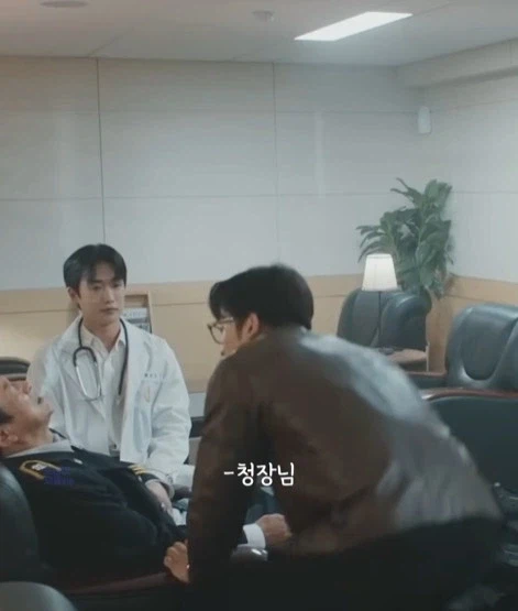 드라마 작가가 각본을 너무 이상하게 씀_16.webp