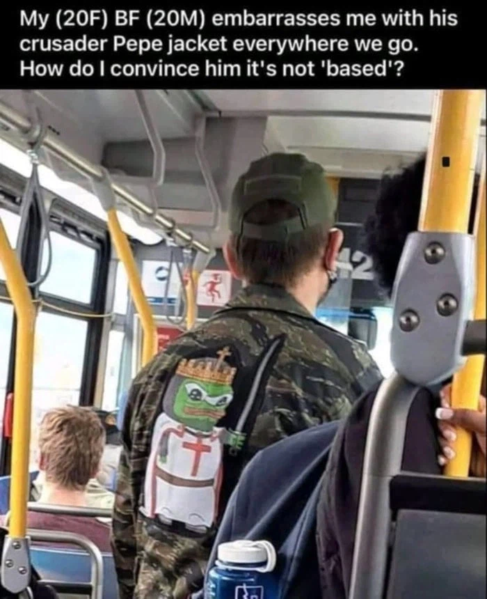 페페 십자군 자수 새겨진 자켓 입고 돌아다니는 남친_1.webp