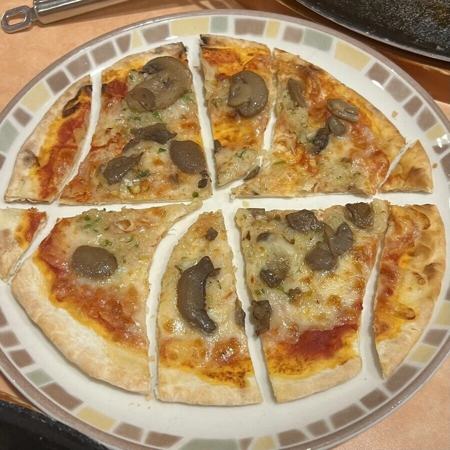 완벽하게 커팅된 피자_1.webp