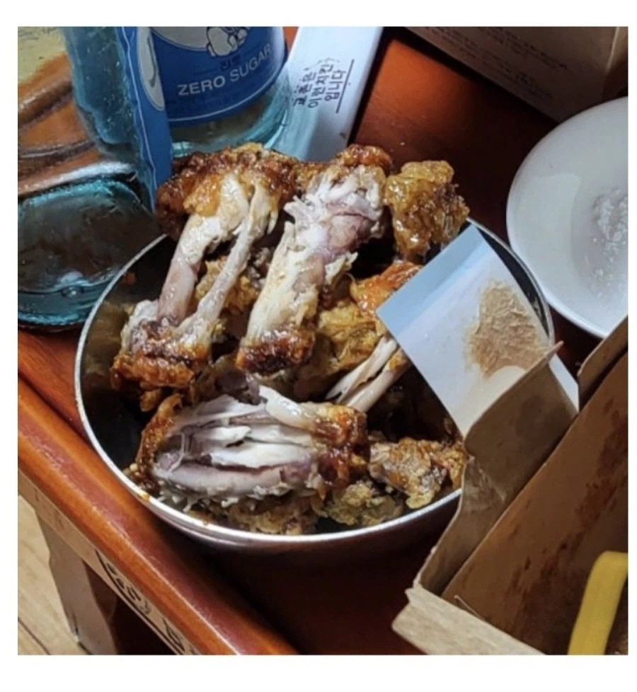 치킨 먹을 때 가끔 보이는 스타일.jpg_1.webp