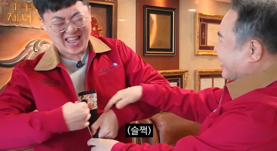 bbq 회장에게 청탁받는 전 충주맨_2.webp