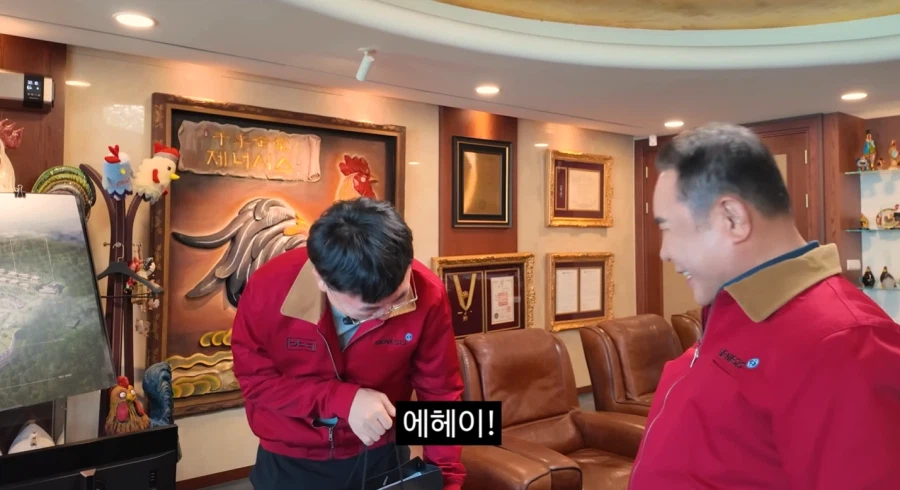 bbq 회장에게 청탁받는 전 충주맨_3.webp