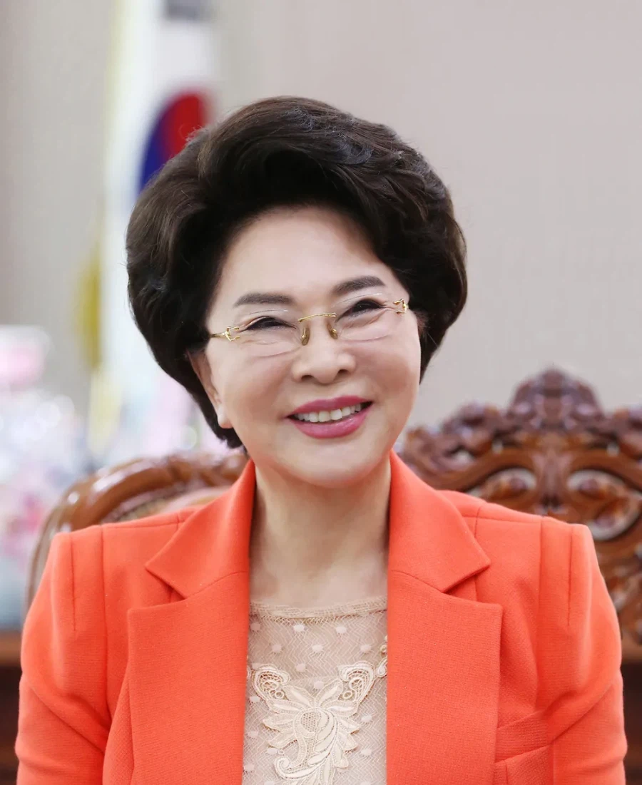 자택 압수수색하면 반드시 xx초가 나올 사람.jpg_1.webp