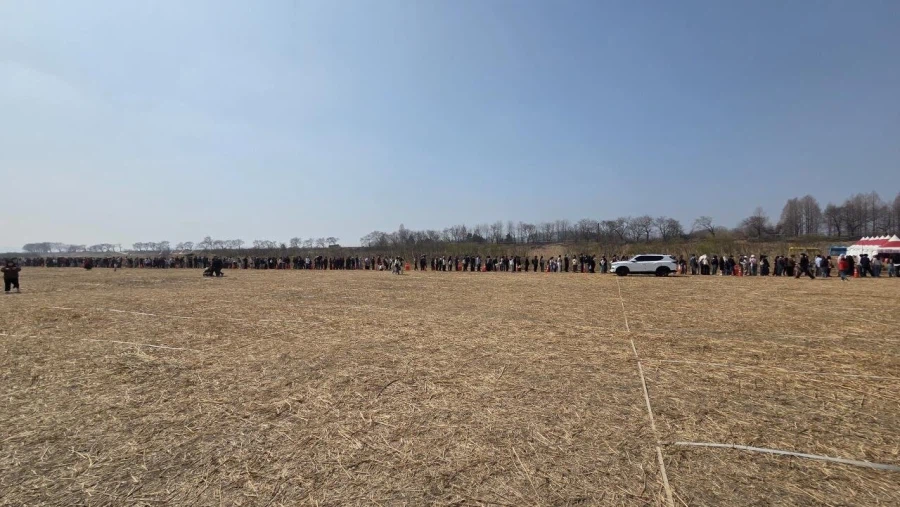 논산딸기축제 셔틀버스 대기줄_1.webp