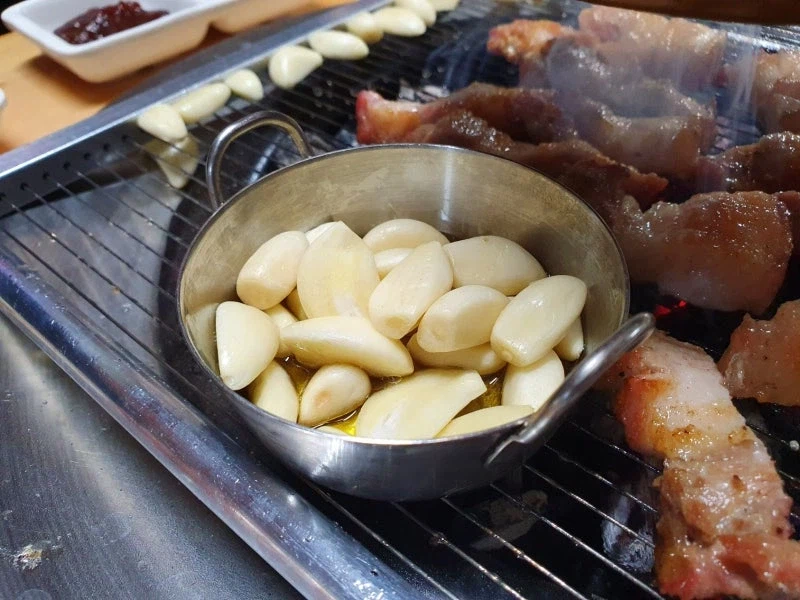 고기집에서 마늘 먹을때 호불호 갈리는 부분_1.webp