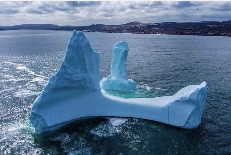 캐나다 뉴펀들랜드 딜도 해안에 나타났던 개쩌는 빙산_2.webp