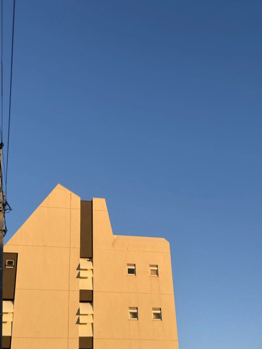 건물 꼭대기 사진에서만 느낄 수 있는 특별한 감성.twit_3.webp