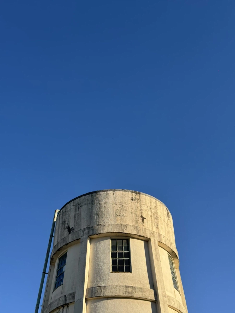 건물 꼭대기 사진에서만 느낄 수 있는 특별한 감성.twit_5.webp