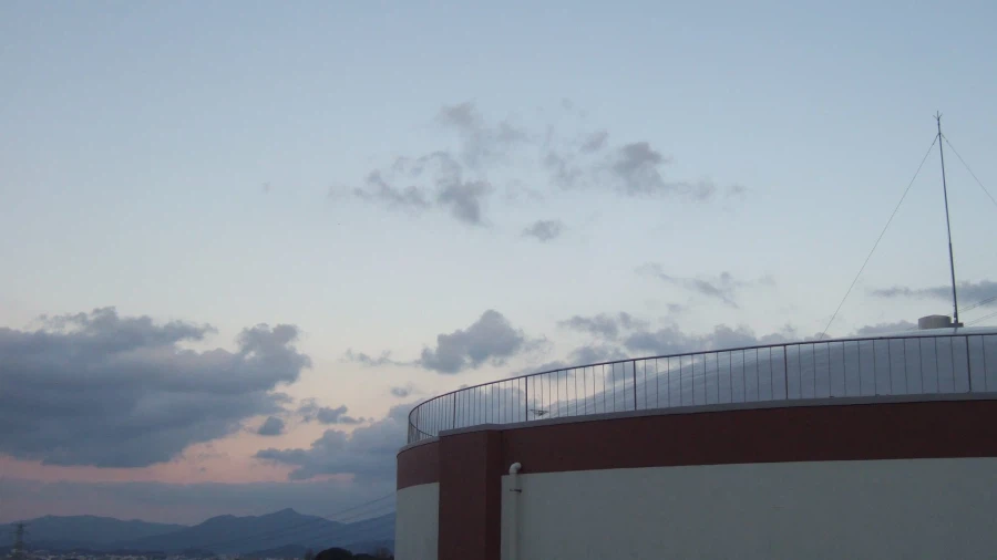 건물 꼭대기 사진에서만 느낄 수 있는 특별한 감성.twit_10.webp