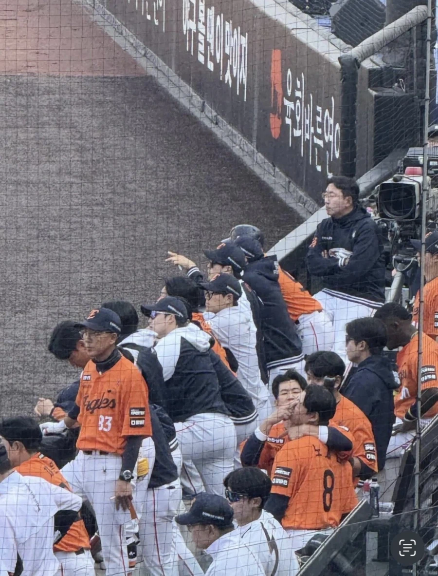 후배 야구선수 눈 찌르는 야구선수_1.webp