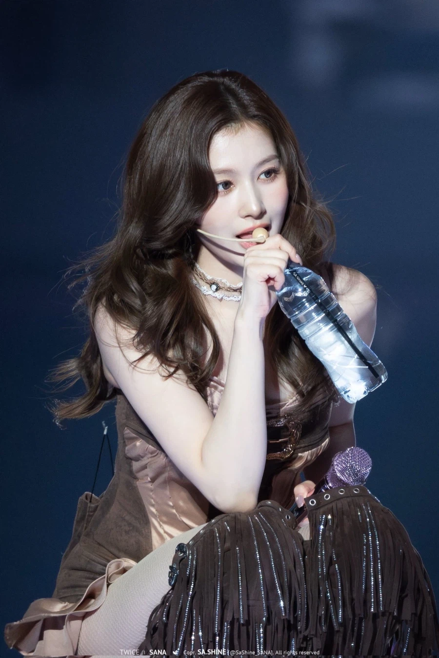 생수 마시는 모습이 이쁜 사나_2.webp