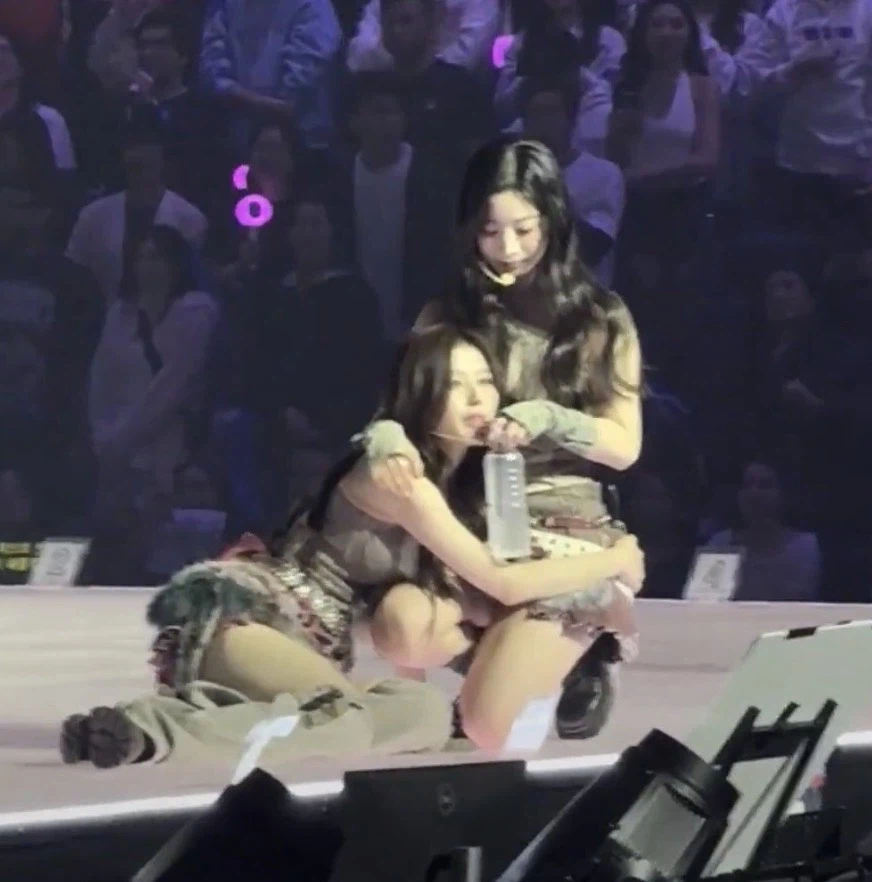 생수 마시는 모습이 이쁜 사나_5.webp