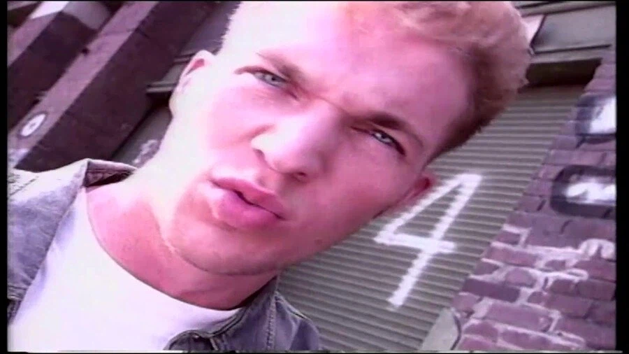 힙합 도전했다가 대차게 말아먹고 아빠 회사에 낙하산으로 들어감.jpg_1.webp