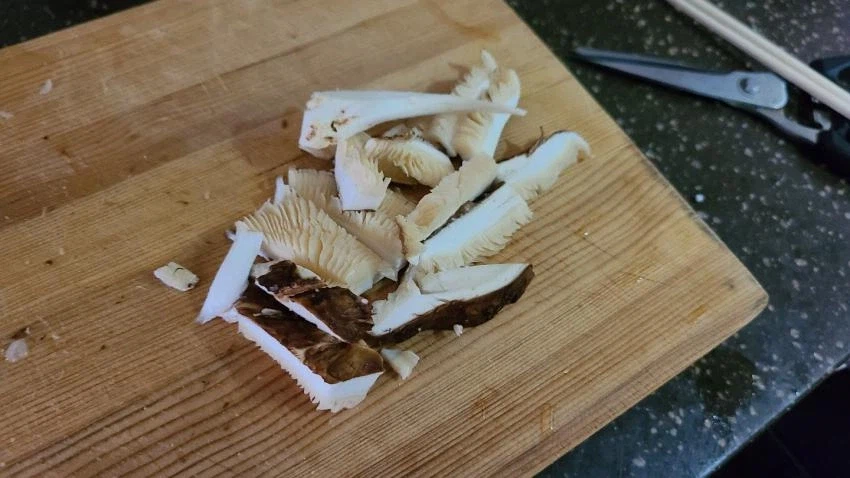 냠냠쩝쩝 향긋한 송이버섯.jpg_1.webp