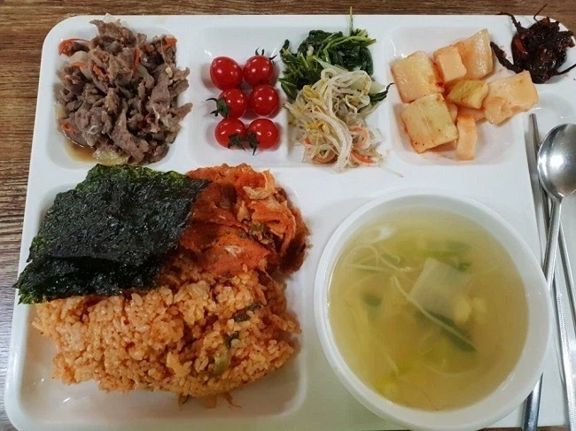 노가다 현장, 일용직 공짜 음식은 대충 이렇게 나오는걸로 앎.._3.webp