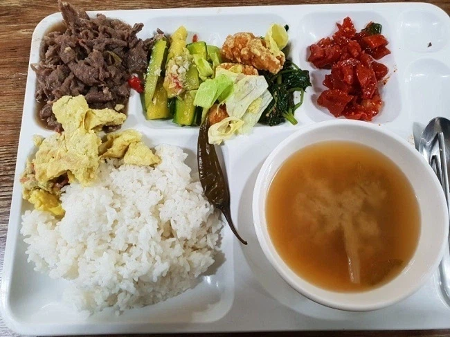 노가다 현장, 일용직 공짜 음식은 대충 이렇게 나오는걸로 앎.._4.webp