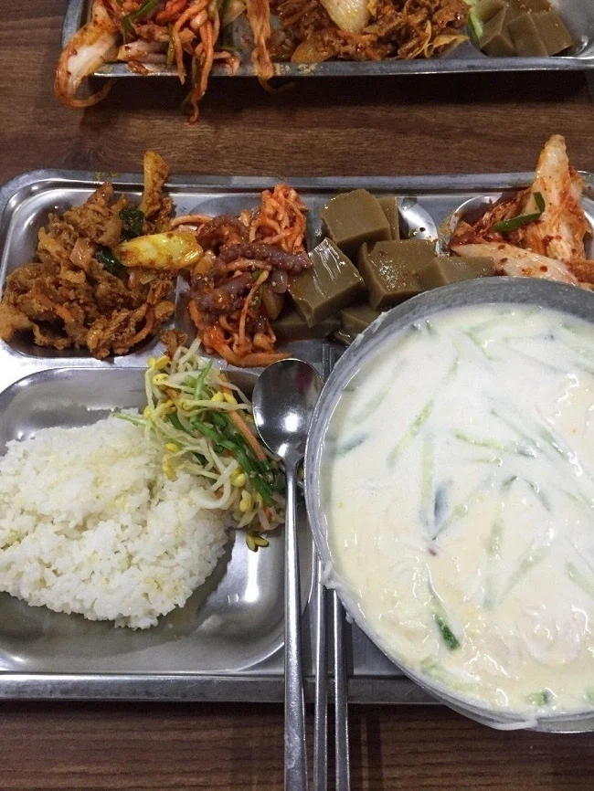 노가다 현장, 일용직 공짜 음식은 대충 이렇게 나오는걸로 앎.._5.webp