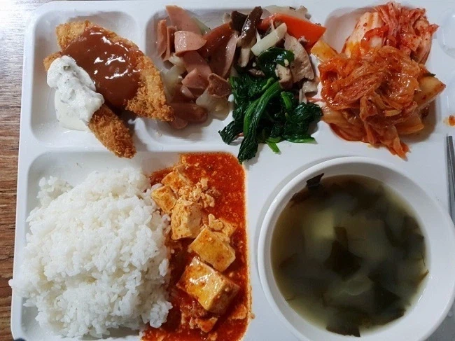 노가다 현장, 일용직 공짜 음식은 대충 이렇게 나오는걸로 앎.._6.webp