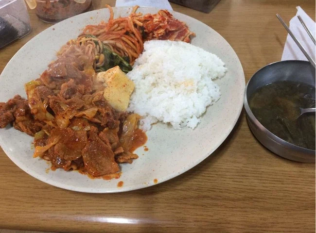 노가다 현장, 일용직 공짜 음식은 대충 이렇게 나오는걸로 앎.._7.webp