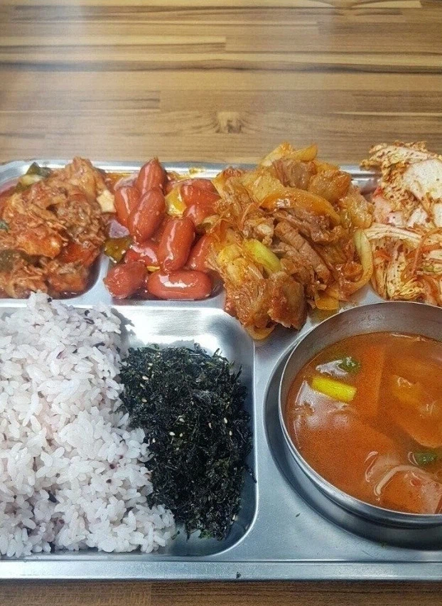 노가다 현장, 일용직 공짜 음식은 대충 이렇게 나오는걸로 앎.._9.webp