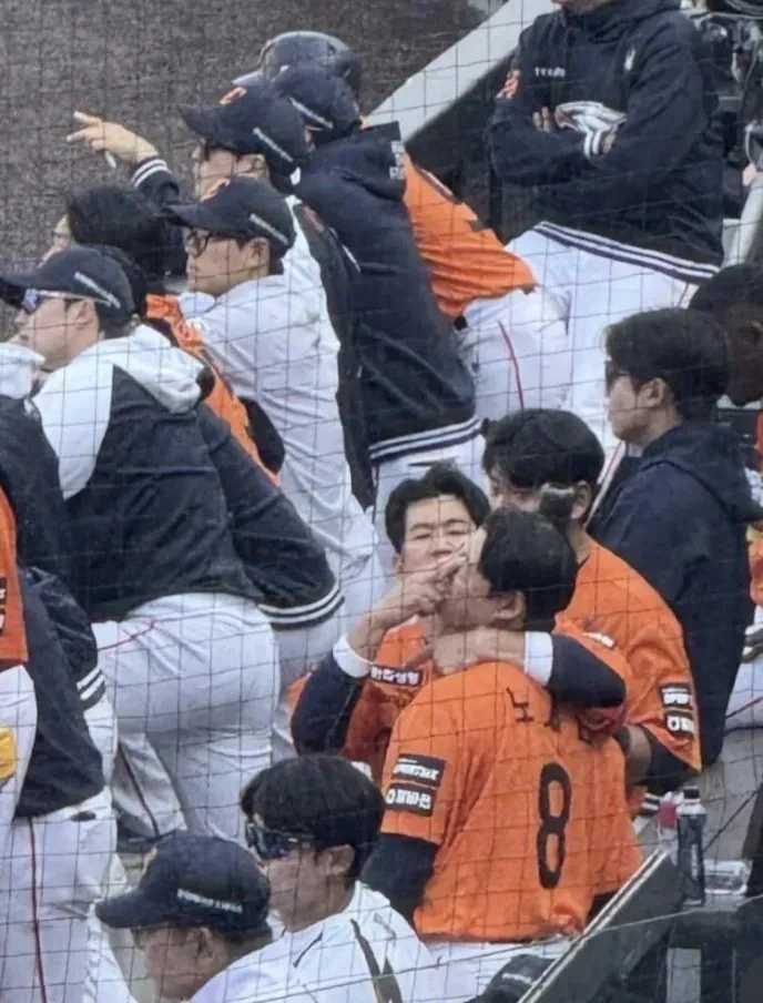 5타수 무안타를 하고 있는 후배를 위한 선배의 고육지책_1.webp