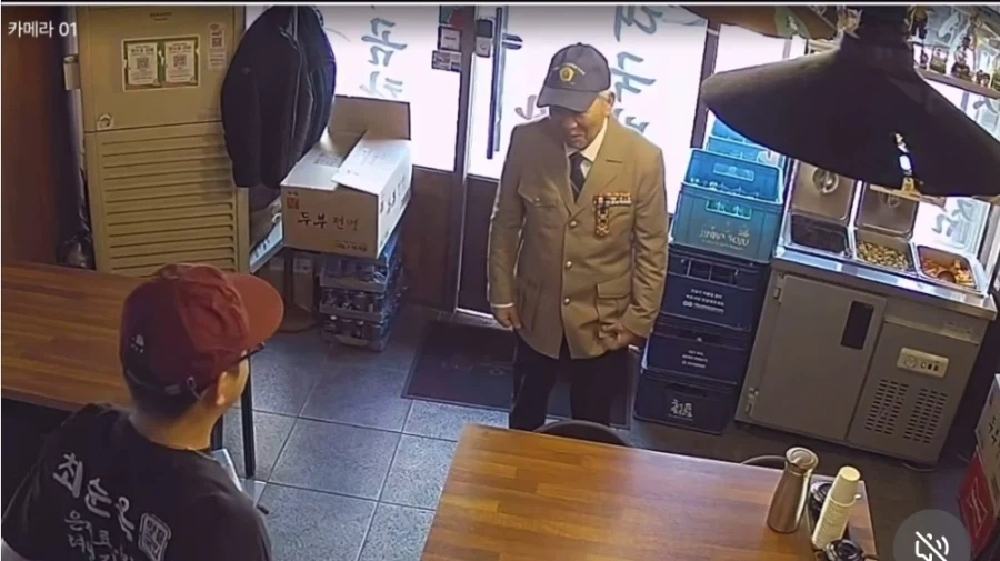 제복 입고 식당 오신 월남참전 유공자 어르신_2.webp