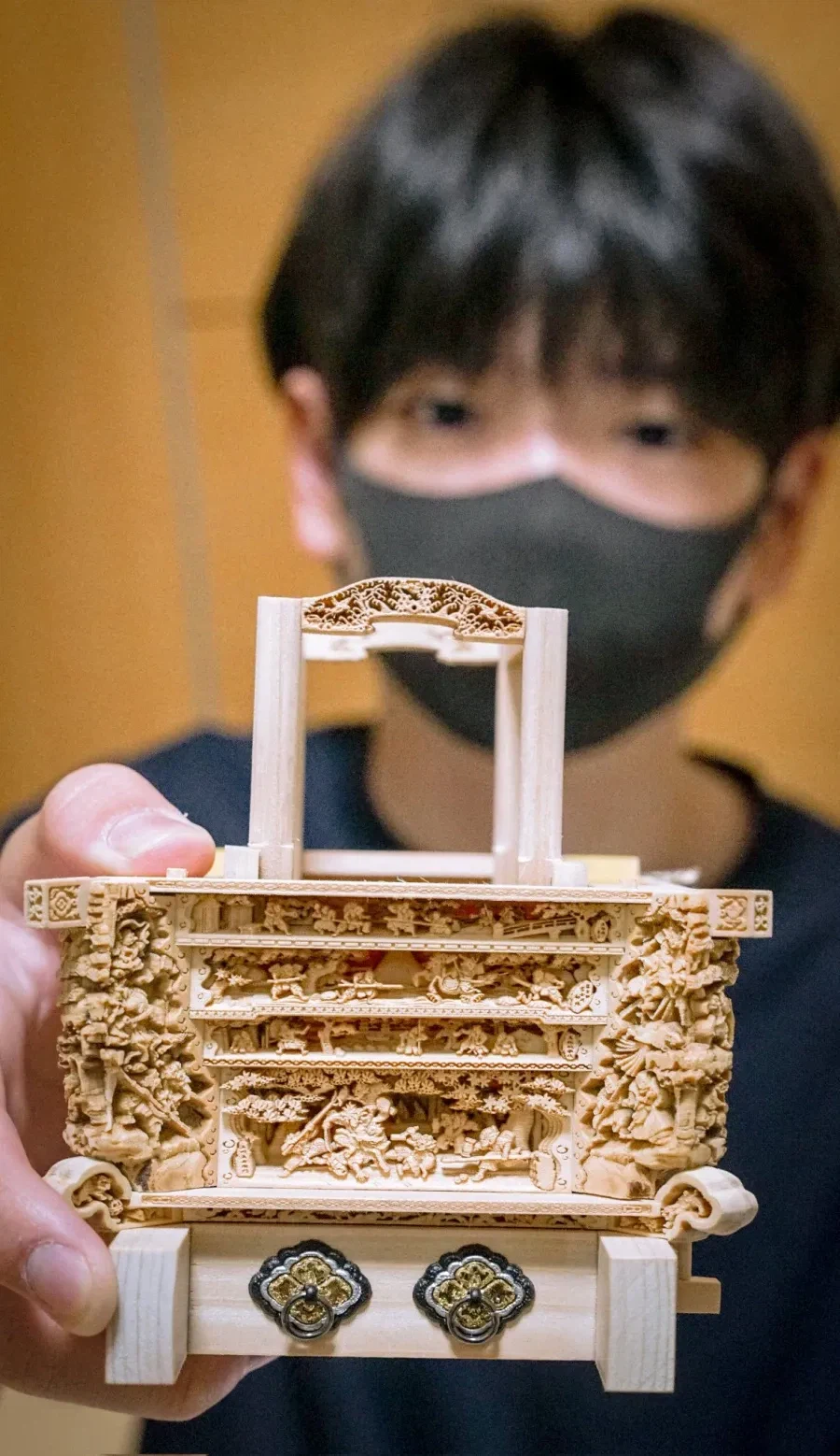 13살짜리 장인이 깎은 조각상_2.webp