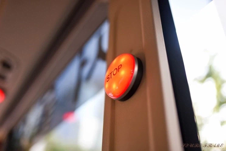 한 남자가 만원버스에 타 있었다._1.webp