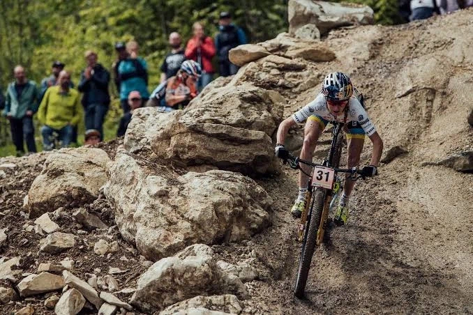 놀이터 철봉 부서지는게 문제라는 사람은_5.webp