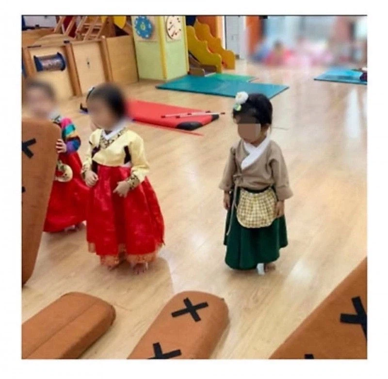 양반집 자제들사이에 있는 향단이 된 딸_1.webp