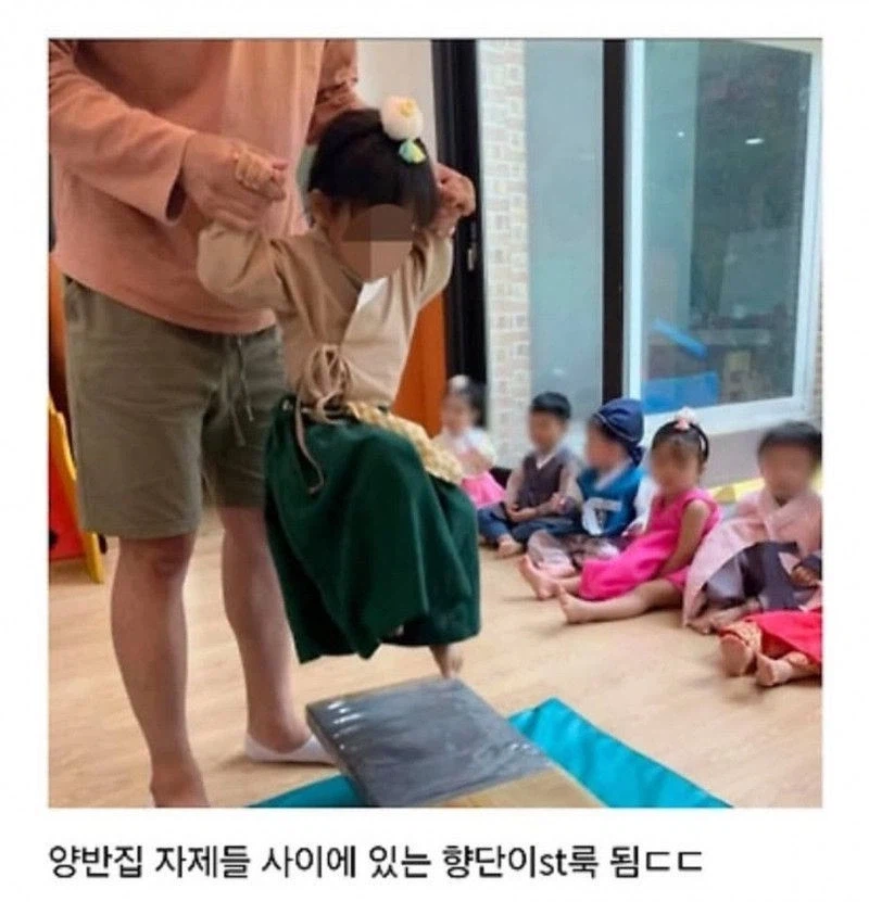 양반집 자제들사이에 있는 향단이 된 딸_2.webp