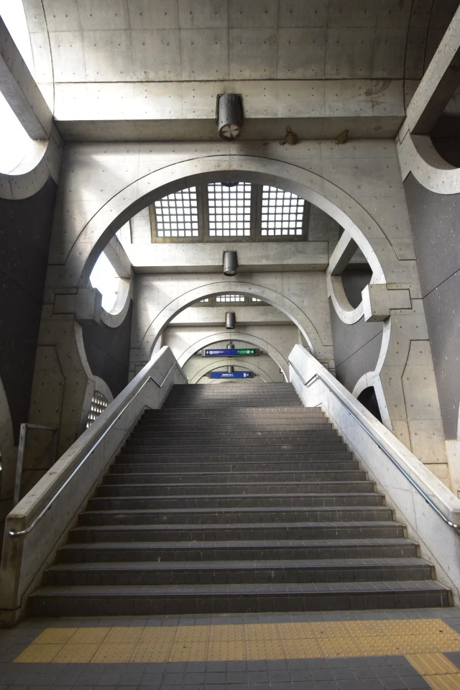 좀 독특하게 생긴 일본 전철역, 게이한 우지역_2.webp