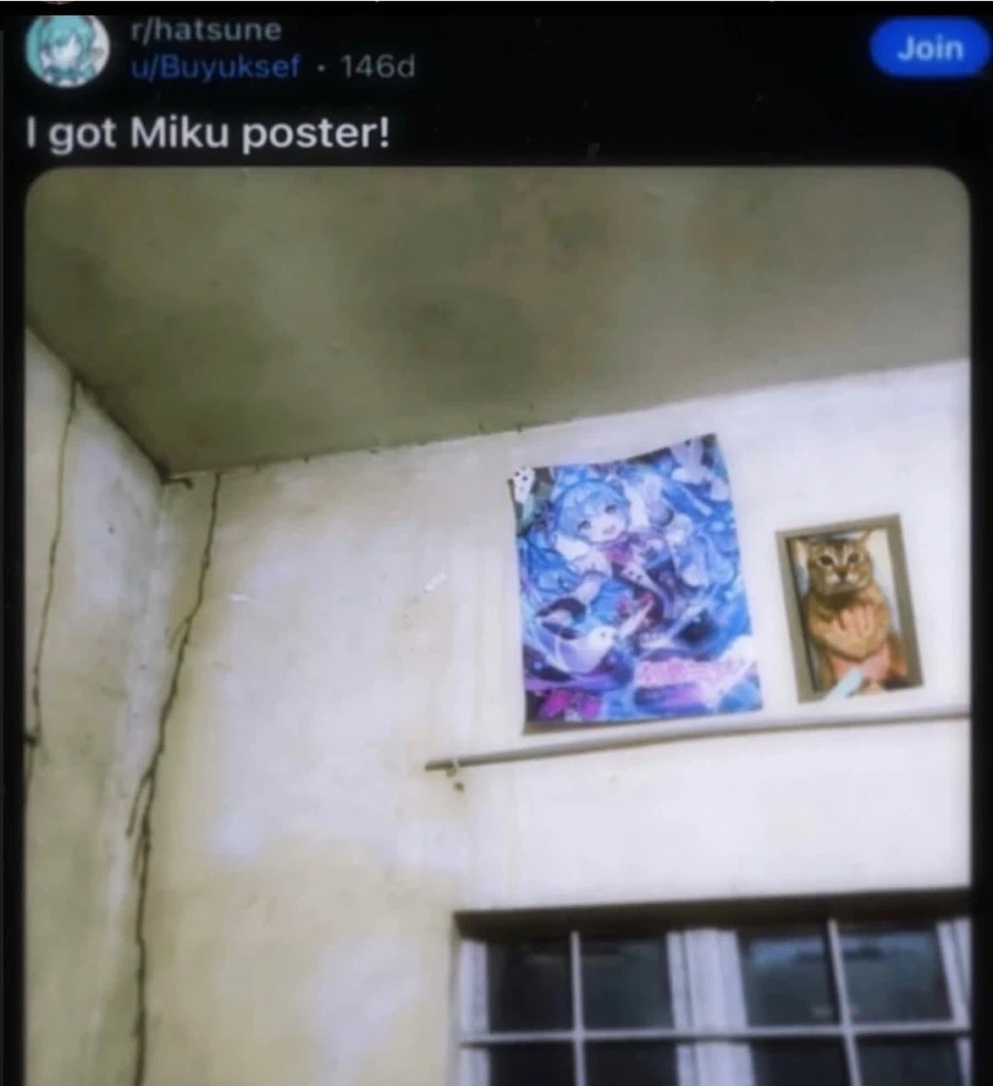 미쿠 포스터를 사서 신난 양붕이...jpg_1.webp